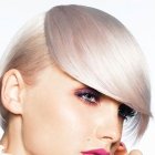 Sleek-Look: Kurzer Bob in Platinblond